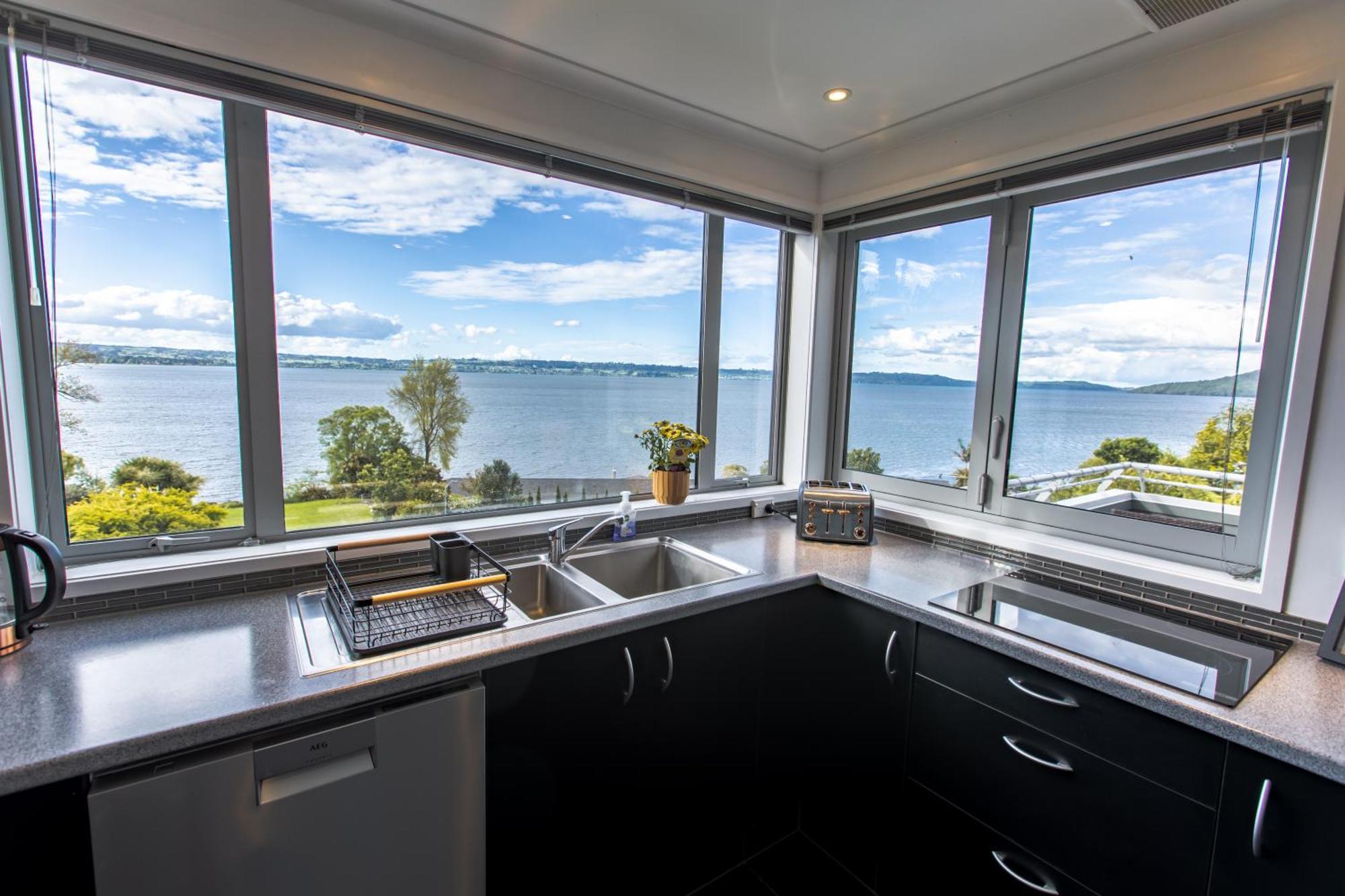 Serenity Lakeview Retreat Holiday home Rotorua