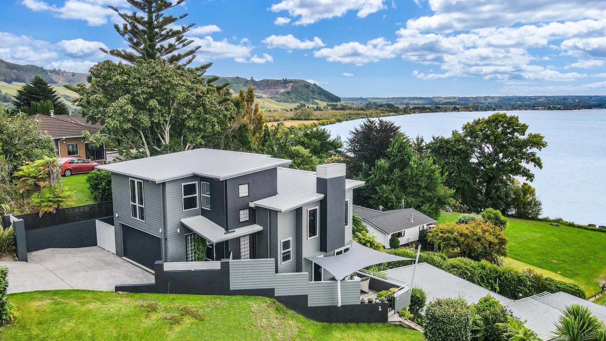 Serenity Lakeview Retreat Holiday home *